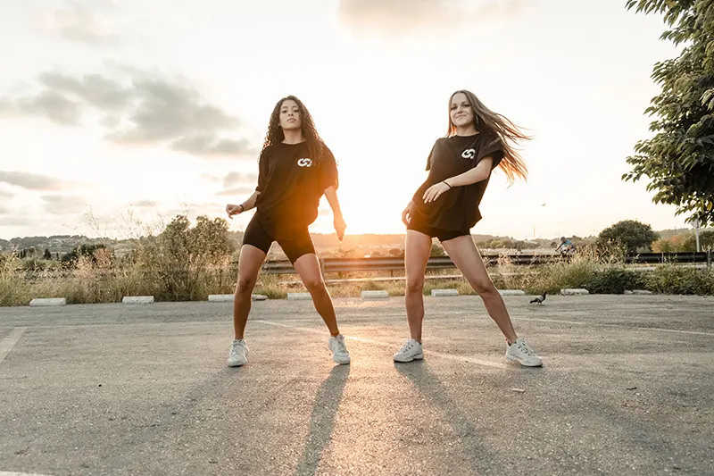 Noies ballant hip hop al carrer